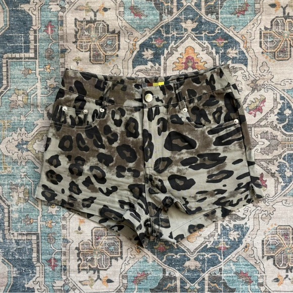 Pants - Gray Unique Leopard Print Mid-Waisted Mini Shorts